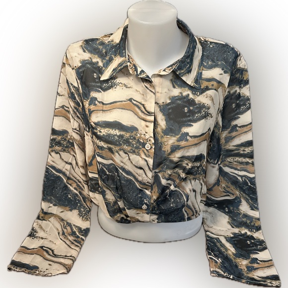 *Closet clear out* Dynamite crop top - Picture 3 of 7